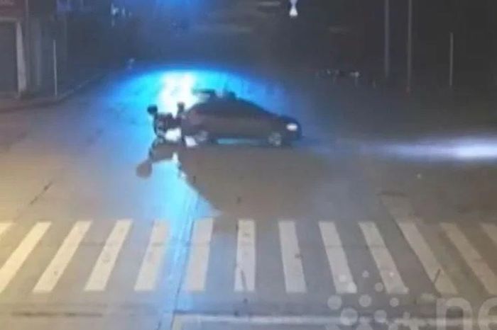 Va chạm giữa ngã tư, người đàn ông đi xe máy văng lên nóc ô tô - Tạp chí Doanh Nghiệp Việt Nam