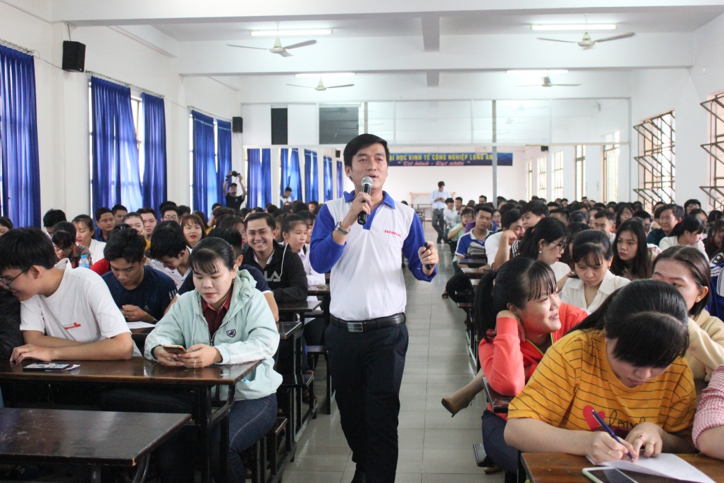 Sinh viên DLA tham gia trả lời các câu hỏi về kiến thức ATGT