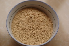 Cho thính gạo vào tô. Pha chấm: 2 muỗng canh nước mắm, nước cốt trái chanh, 1/2 muỗng cà phê bột ngọt, tỏi ớt băm nhỏ.