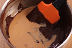 Đổ phần kem whipping và trà vừa đun vào hỗn hợp chocolate rồi trộn đều cho đến khi hỗn hợp mịn và đều màu như thế này nhé!