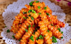Cho món ăn ra đĩa, thêm ớt bột, hành lá vào, trộn đều là xong rồi! Mời cả nhà thưởng thức xem sao nhé.