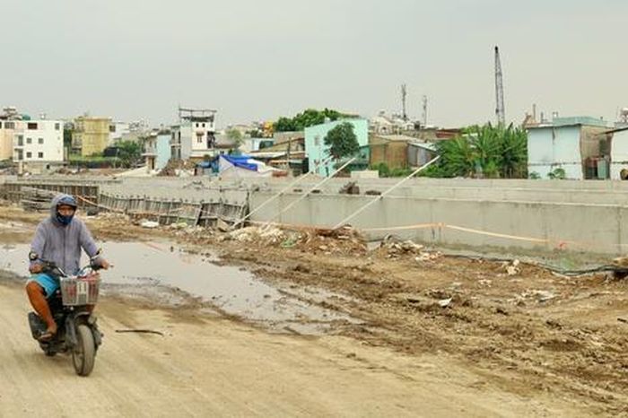 Rạch Xuyên Tâm đoạn qua Trường Đại học Văn Lang dần thành hình - Báo Người Lao Động
