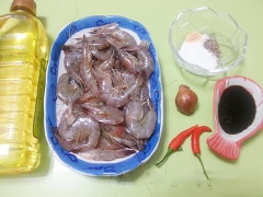 Đun nóng chảo dầu rồi cho tôm vào chiên sơ qua và vớt ra đĩa. Đặt chảo sạch lên bếp, cho chút dầu ăn vào và phi hành tím băm cho thơm sau đó cho hắc xì dầu cùng vài muỗng canh nước vào nồi khuấy đều. Đun cho nước sốt sôi trở lại thì cho tôm vào đảo đều.