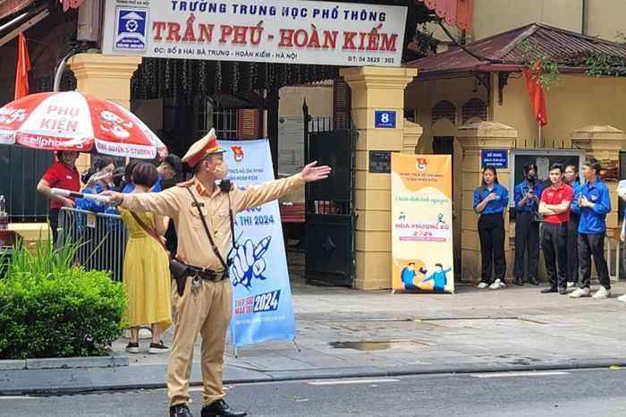 Kiểm soát giao thông phục vụ kỳ thi tốt nghiệp THPT - Đài Phát thanh và truyền hình Hà Nội