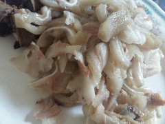 Vớt tai heo ngâm nước đá ra cho ráo nước, cắt tai heo thành các lát mỏng vừa ăn. Pha nước mắm chua ngọt cho món gỏi tai heo: 1 muỗng canh nước mắm, 1 muỗng canh đường, 1 muỗng canh nước cốt chanh. Thêm ớt và tỏi băm vào. Cho tất cả vào tô và đổ nước mắm vừa pha vào trộn đều. Bày ra đĩa rắc đậu phộng rang giã thô lên nữa nhé!