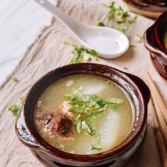 Canh xương đuôi bò thanh mát, bổ dưỡng với vị ngon tuyệt diệu dành cho cà nhà bồi bổ vào những ngày cuối tuần nghỉ ngơi sẽ rất tuyệt đấy. Các chị mẹ đừng ngần ngại mà lưu lại công thức và làm cho mọi người ăn nhé.