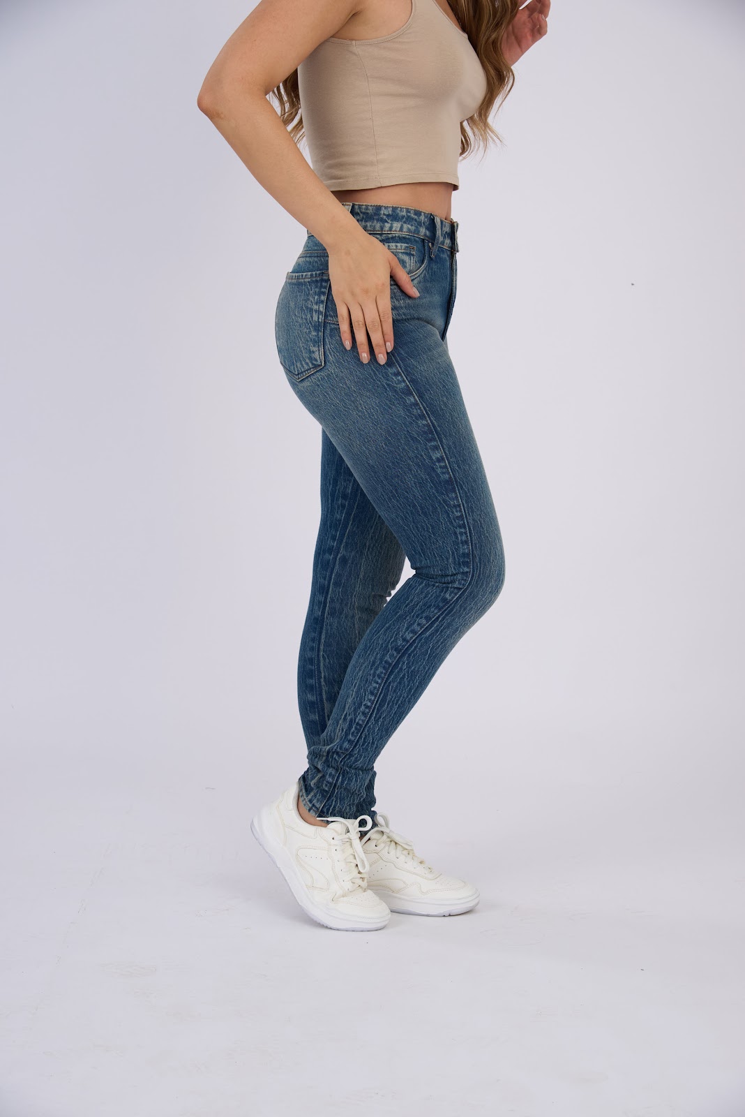 Jean colombiano skinny tiro alto en denim stretch, color azul oscuro envejecido - Vista 3