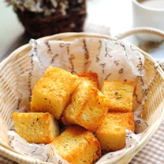 Bánh mì bơ tỏi làm kiểu này ăn giòn rụm cực kì hấp dẫn, có thể ăn không hoặc ăn kèm với salad cực kì ngon!