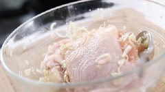 Sả tước bỏ lá ngoài, cắt gốc cứng rồi băm nhỏ. Thịt đùi gà rửa sạch rồi dùng khăn giấy thấm khô. Cho thịt vào âu lớn, thêm 1 củ sả, 1 muỗng canh tỏi băm nhỏ, 1 muỗng canh gừng, 1 muỗng cà phê đường, ½ muỗng canh nước mắm vào ướp 20 phút cho thấm.