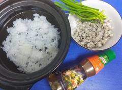 Cho cơm và nước vào nồi để nấu cháo, nấu cho đến khi hạt cơm nở bung đều.