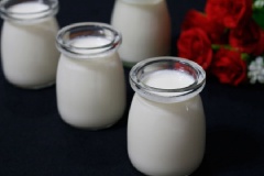 Sữa chua đơn giản tại nhà là thực phẩm có ích lợi tuyệt vời cho sức khỏe. Ăn sữa chua mỗi ngày sẽ giúp bạn sống lâu hơn nhé! Đặc biệt sữa làm tại nhà sẽ an toàn hơn nhiều.