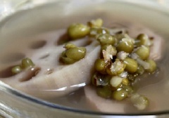 Cuối cùng cho đường trắng vào, khuấy đều để đường tan hết. Tắt bếp, múc chè ra chén là thưởng thức được ngay.