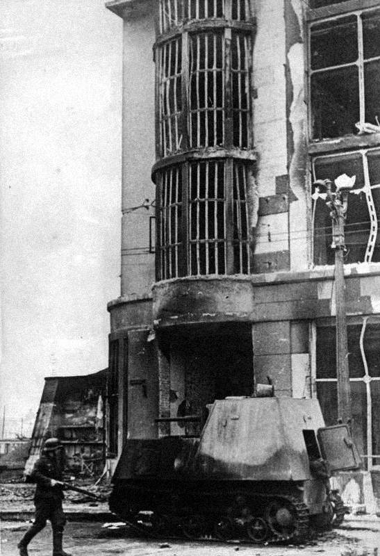 1941 рік. Павлівська площа. Бронетрактор ХТЗ-16