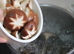 Cho nấm đã rửa sạch và vài giọt dầu ăn vào, rồi đun thêm khoảng 10 phút. Khi canh sôi hớt bỏ bọt.