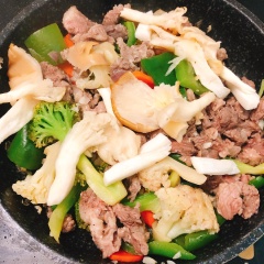 Cho nấm vào cuối cùng, cho 2 muỗng canh dầu hào vào chảo, trộn đều, tắt bếp.