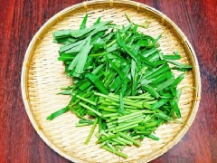 Thịt bò rửa sạch thấm cho khô rồi đem thái miếng mỏng cho vào tô, thêm 1 chút muối, bột nêm, tiêu và đảo đều sau đó ướp thịt 15 phút cho thịt ngấm gia vị. Sau 15 phút bạn mới cho nước bột năng vào trộn đều, bí quyết cho thịt bò được mềm mà không bị dai là do có chút bột năng. Rau muống nhặt lấy ngọn non rồi thái khúc dài, rửa lại vài lần cho sạch rồi để ráo nước. Tỏi bóc vỏ băm nhỏ.