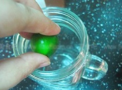 Trái tắc cắt làm đôi, vắt lấy nước cho vào ly. Sau đó, cho 2 muỗng canh mật ong vào, khuấy đều.