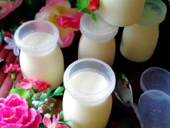 Sữa chua kem tươi mát lạnh vị chua chua, ngọt ngọt, béo thơm. Không cần phải chạy mua ngoài hàng. Bạn có thể thử làm ngay vài mẻ sữa chua bỗ dưỡng, an toàn để dùng dần theo hướng dẫn đơn giản sau.