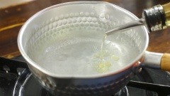 Đun nước sôi, ta cho thêm 1 chút dầu vào để bánh không bị dính vào nhau nhé! Luộc bánh từ 3-5 phút. Sau đó xả qua nước lạnh và để ráo.