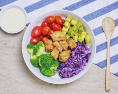 Sắp bơ, cà chua, bông cải xanh, bắp cải tím ra tô, cho một ít dầu olive vào trộn lên. Sau đó cho cá hồi chiên xù và sốt cream cheese vào, trộn đều cho hòa quyên và thưởng thức ngay nhé.