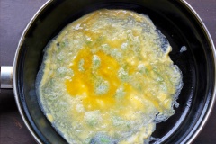 Múc khoảng 2-3 thìa canh trứng tráng lên mặt bánh, lắc chảo cho trứng phủ đều mặt bánh pancake. Khi trứng đã khô thì dùng xẻng lật mặt trứng xuống cho trứng được chín. Khi bánh đã chín, cho bánh vào thớt hoặc dĩa to, mặt có trứng úp xuống để khi cuộn, mặt có trứng nằm ngoài bánh sẽ đẹp hơn. Cho xúc xích lên trên, rắc mè trắng lên, và thêm sốt mayonnaise nếu thích vào, cuộn lại. Làm tiếp cho đến khi hết bột.