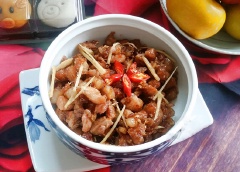 Cho thịt kho mắm ruốc ra bát, ăn cùng với cơm nóng.
