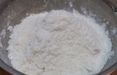 Tiếp theo, cho bột mì, bột nếp, đường trắng vào tô, trộn đều. Sau đó, cho hỗn hợp bột mì vào nồi hấp đã lót sẵn một miếng giấy nến, hấp chín bột.