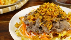 Cho nui chiên trứng ra dĩa, thêm đồ chua, thịt bò và xá bấu bắp cải lên mặt, dọn kèm chén nước tương có thật nhiều tương ớt nữa là bạn đã hoàn thành món nui chiên xá bấu hấp dẫn rồi đấy. Món ăn không chỉ bắt mắt và hương vị còn vô cùng thơm ngon và lạ miệng. Cùng vào bếp trổ tài ngay món ăn vặt siêu hot này nhé.