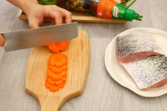 Cá chẽm lạng bỏ phần gân mỡ xương, cắt miếng vừa ăn cỡ 200-300g. Cà rốt cắt lát mỏng hình hoa, bông cải thái bông nhỏ. Đun sôi nồi nước với ít muối.
