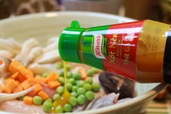 Rửa sạch cánh gà, chặt khúc vừa ăn theo chiều của khuỷu xương rồi thấm ráo nước. Cho canh gà vào tô cùng các nguyên liệu phụ: nấm hương, nấm bào ngư, đậu bo, cà rốt. Rồi ướp vào gà 40gr xốt nêm thịt gà Knorr, trộn đều và để gà nghỉ 60' trong tủ mát cho thấm vị.