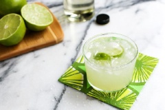 Một ly cocktail Margarita chắc chắn sẽ tạo được ấn tượng khá tốt cho những bạn lần đầu tiên nếm thử. Vị chua thanh tự nhiên của nước cốt chanh tươi, quyện cùng các loại rượu mạnh thơm nồng, khiến người dùng khó có thể quên được.