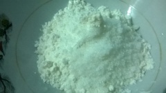 Cho bột mì, bột gạo, muối, đường trắng vào tô, trộn đều.