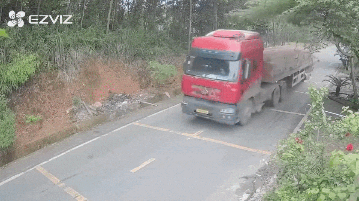 Clip: Khoảnh khắc xe đầu kéo nghi mất phanh lao vào nhà dân - Báo Tiền Phong