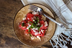 Cho salad ra ngoài đĩa, rắc mè trắng rang lên bạn thích rồi thưởng thức nào. Đây sẽ là món khai vị tươi mát cho bữa tiệc nướng ngoài trời mà bạn có thể chuẩn bị trong vòng "2 nốt nhạc" thôi.