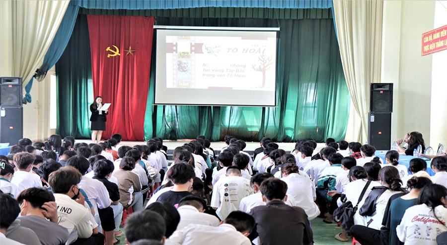 Khoa Khoa học Xã hội thực hiện chương trình trao đổi chuyên môn và tư vấn tuyển sinh tại Trường THPT Bắc Yên