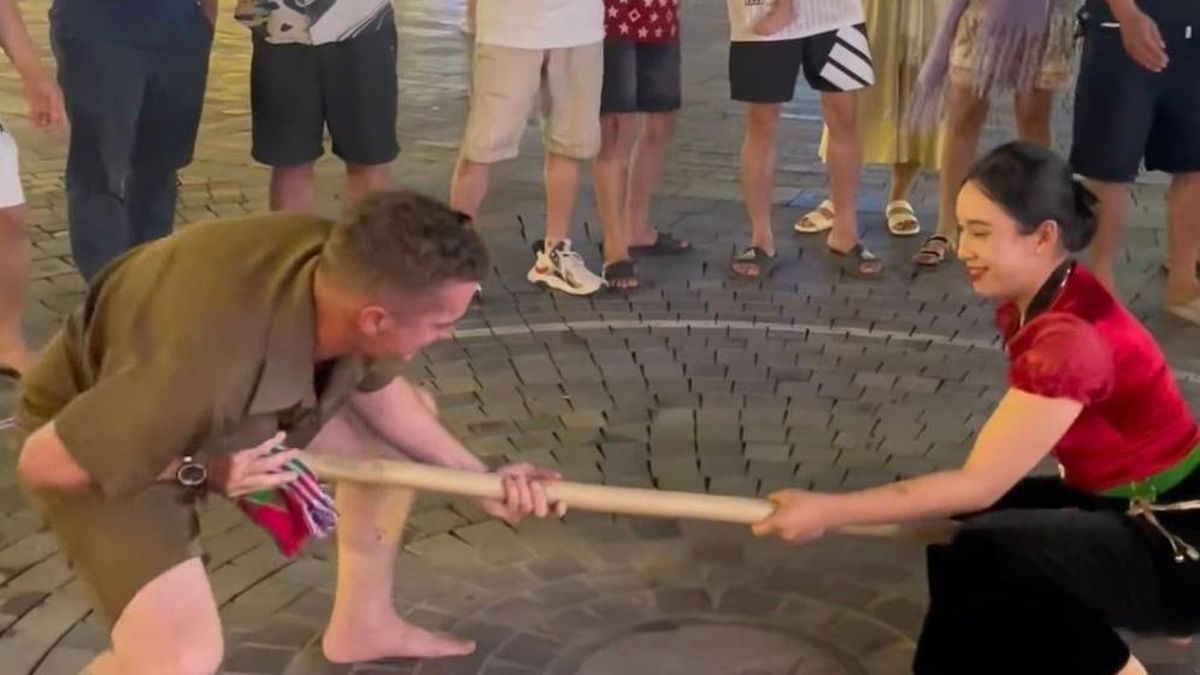 Video khách Tây 'toát mồ hôi' khi đấu gậy cùng cô gái dân tộc Thái - Tạp chí Tri thức