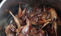 Tiếp tục chiên cút. Dùng 1 cái nồi to khác, cho 50gr bơ lạt và 1 muỗng canh tỏi băm vào, đảo đều đến khi tỏi thơm thì cho cút đã chiên vào, lắc thật đều cho cút được áo 1 lớp bơ tỏi thơm lừng.