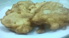 Cho chuối ra đĩa, ăn khi chuối còn nóng giòn. Thơm ngon, hấp dẫn vô cùng!