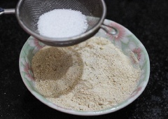 Rang muối cho khô, rồi trộn muối chung với hỗn hợp bột vừa xay. Sườn sụn rửa sạch, thái miếng vừa ăn. Ướp sườn với một chút bột nêm, để khoảng 15 phút cho sườn ngấm.
