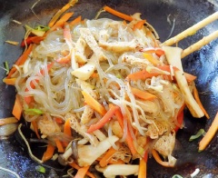 Làm nóng chảo, cho 2 muỗng dầu ăn vào đến khi nóng thì thả tỏi vào phi thơm, cho cà rốt, đậu hũ vào xào 3 phút. Sau đó cho tiếp ớt chuông, nấm và gia vị vào đảo đều 2 - 3 phút. Cuối cùng cho miến vào cùng trứng và trộn đều lên, nêm lại gia vị cho vừa miệng rồi tắt bếp. Gắp miến ra dĩa và thưởng thức ngay nhé.