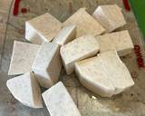 Khoai môn gọt vỏ rửa sạch cắt khối lớn. 1/2 khoai mình áp chảo các mặt để nấu không nát. 1/2 còn lại mình cho vào nấu để tạo độ sệt cho canh.