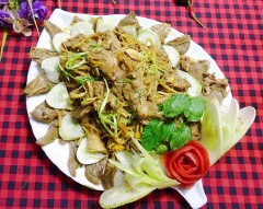 Múc lưỡi heo xào riềng sả ra đĩa. Làm món mặn ăn với cơm nhé!