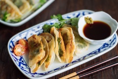 Những chiếc bánh gối giòn rụm, thơm lừng cùng nhân thịt đậm đà hương vị bên trong khiến cho không ai có thể cưỡng lại được đâu đấy. Nào chúng ta cùng làm thử món bánh gối nhân thịt gà chiên giòn này để thưởng thức nào.