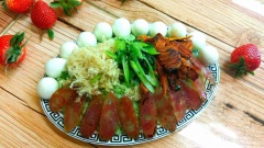 Đơm xôi trà xanh ra đĩa, xếp trứng cút, lạp xưởng, chà bông, khô bò xung quanh, ở giữa cho mỡ hành lên. Dùng nóng với nước tương nhạt rất ngon.