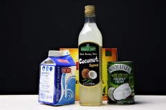 Nguyên liệu gồm có kem béo Rich's lùn, syrup dừa, nước cốt dừa, nước đường và trà túi lọc. Trà ngâm nước sôi cho nở lấy nước. Nếu pha chế bằng hồng trà hoặc lục trà (green tea) sẽ ngon hơn trà túi lọc.