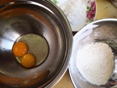 Cho trứng và lòng đỏ trứng gà vào chung 1 thau. Cho tất cả các nguyên liệu vào tô, thau riêng. Để sẵn ra ngoài chuẩn bị làm bánh quy trứng nướng.