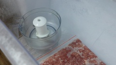 Chuẩn bị làm chả hoa ngũ sắc: Thịt heo chọn loại nạc dăm có cả nạc lẫn mỡ, chọn thịt mới sờ vào còn ấm, dẻo thì làm giò sống mới ngon, nhờ người bán hàng xay sẵn thịt. Cho 500gr thịt vào túi ziplock cỡ vừa, miết chặt miệng túi, chừa một khoảng trống nhỏ để không khi thoát ra. Dùng tay giàn thịt mỏng đều khắp túi, cuối cùng miết chặt khoảng trống chừa lại lúc nãy. Cho túi thịt vào ngăn đá 1 tiếng, cối xay thịt 15 phút.