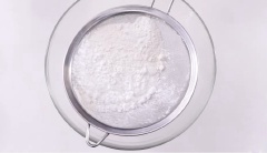 Rây 120g bột mì đa dụng và 30g bột khoai tây vào tô lớn, thêm 220ml nước lọc vào, dùng phới lồng khuấy đều thành hỗn hợp đồng nhất. Sau đó thêm hành lá cắt nhỏ và 1/4 muỗng cà phê muối vào, khuấy đều rồi để yên 10-15 cho hỗn hợp ngấm nước.