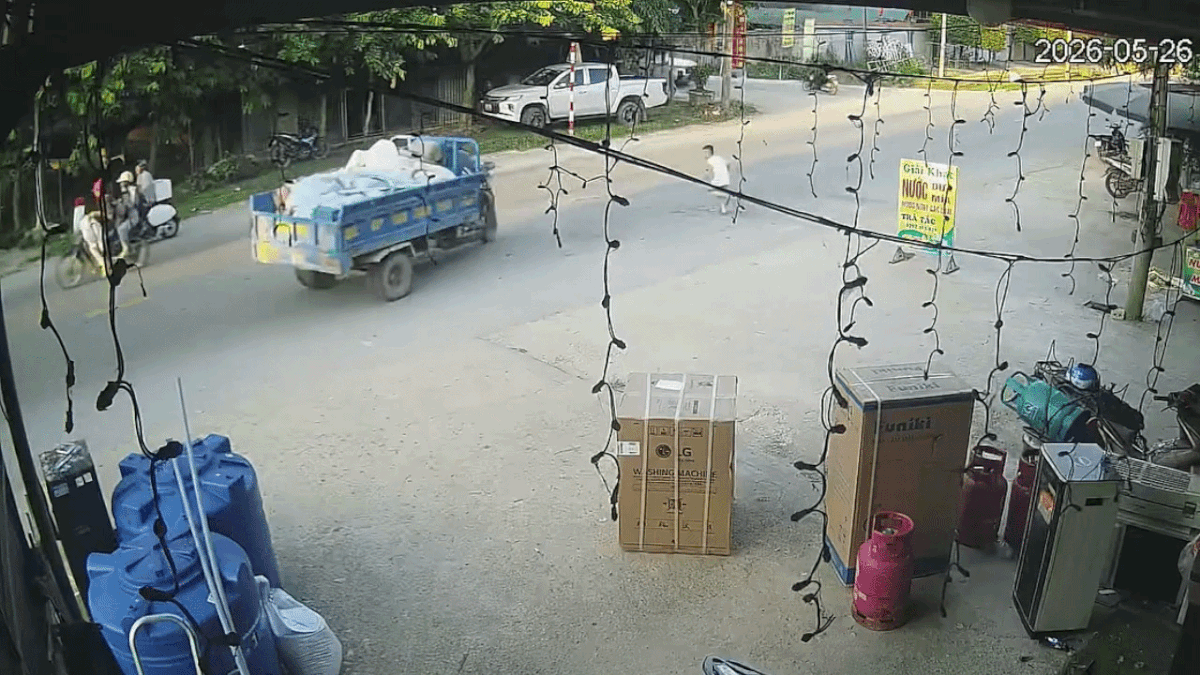 Clip: Xe ba gác lật ngang vì tránh bé trai lao qua đường - Báo Tiền Phong