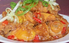 Kho vừa tới để thịt không quá mềm, nhưng vẫn dai ngon, thơm hương nén đặc trưng. Ăn nóng với cơm hoặc bánh ướt.